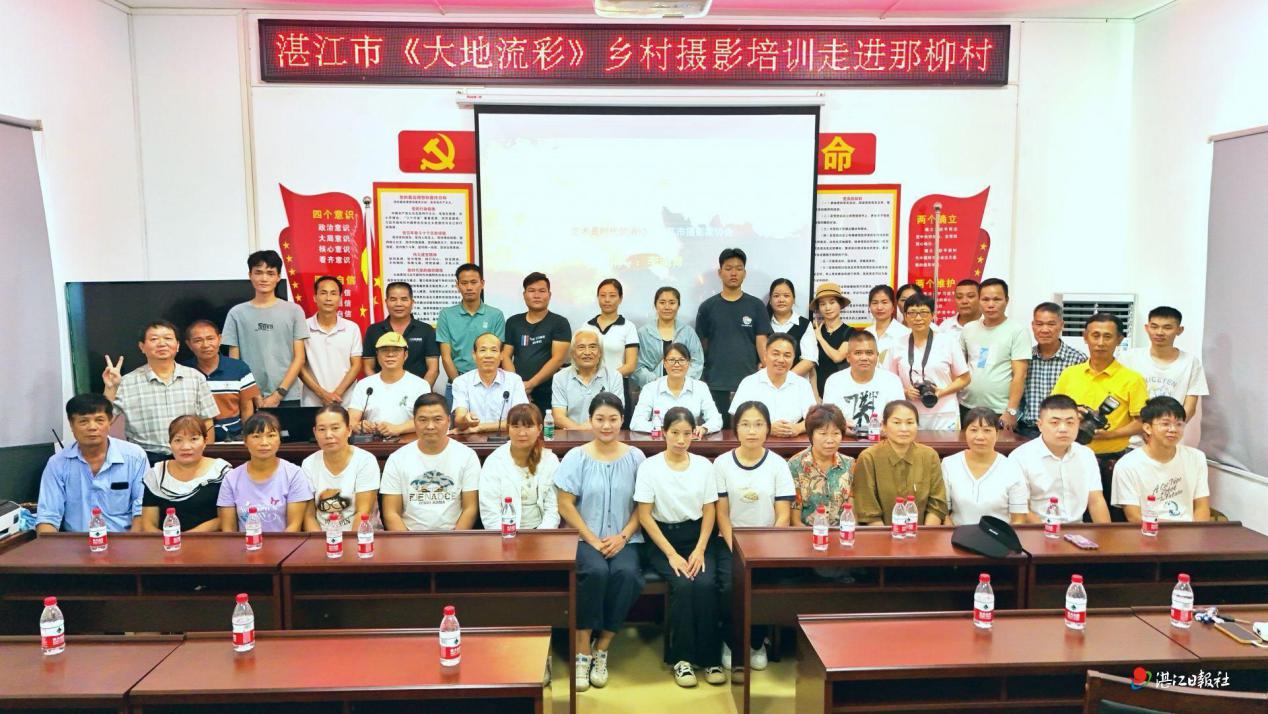 全体讲师、学员在那柳村委会办公室合影留念.jpg