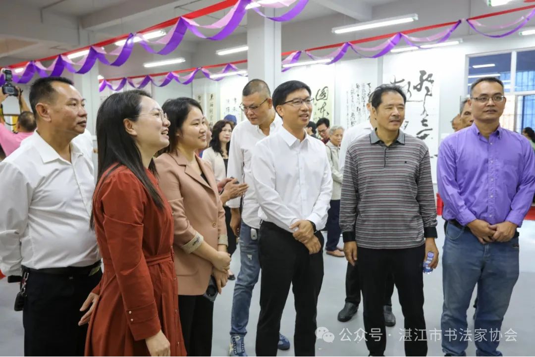 吴川市委常委、宣传部长张培（右三）参观展览.jpg