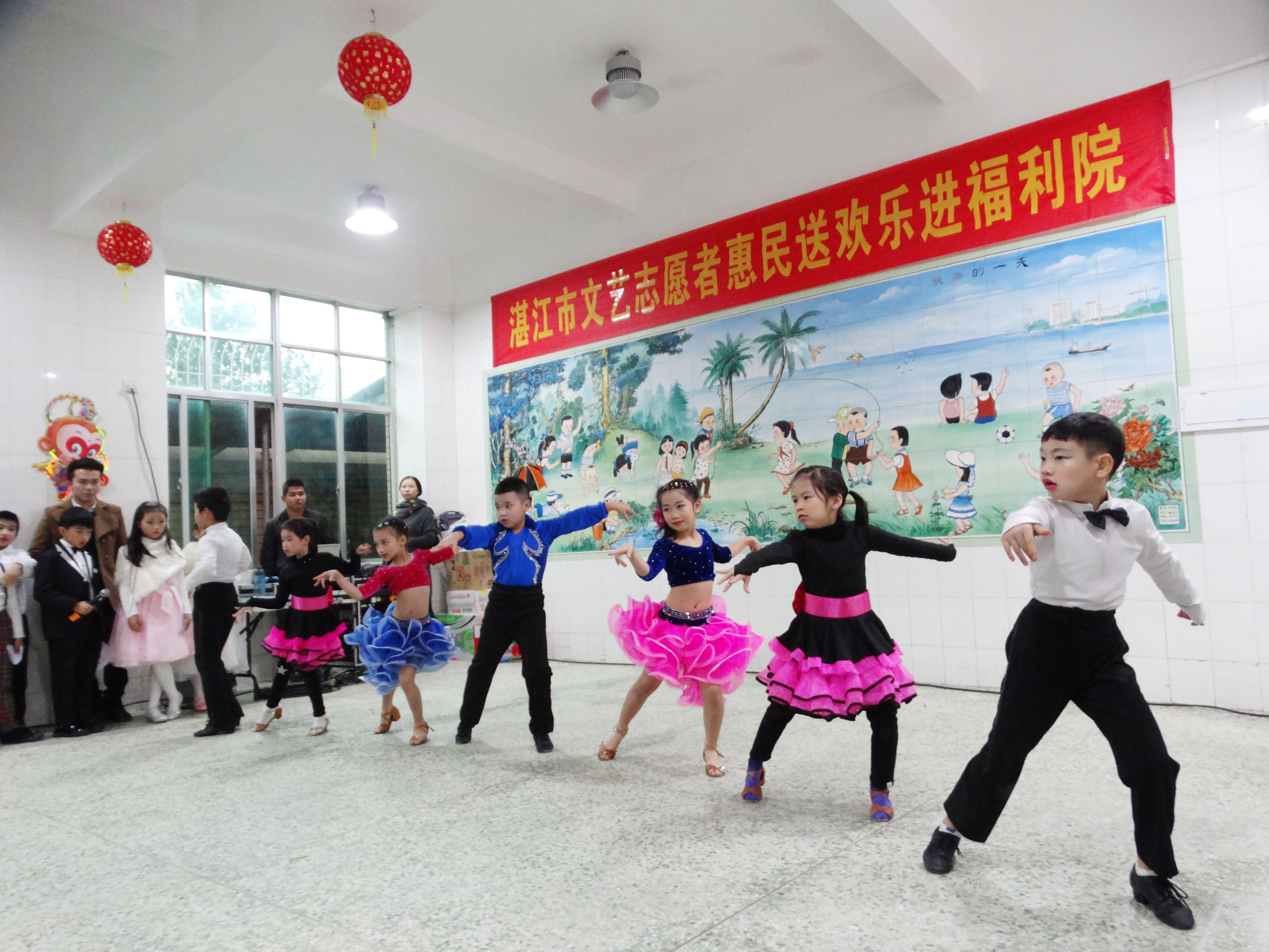 湛江市小文艺志愿者送欢乐进福利院