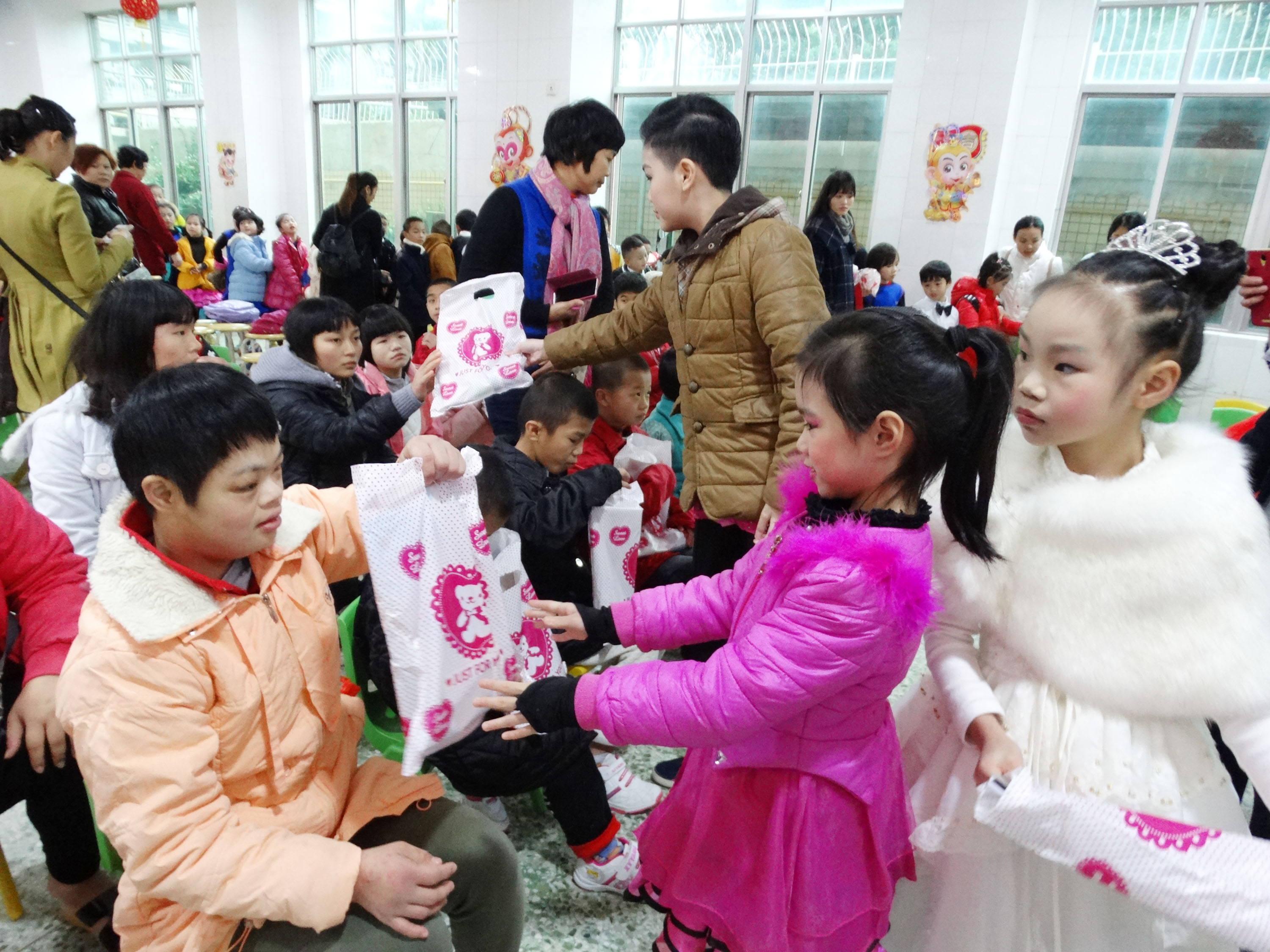 湛江市小文艺志愿者送欢乐进福利院