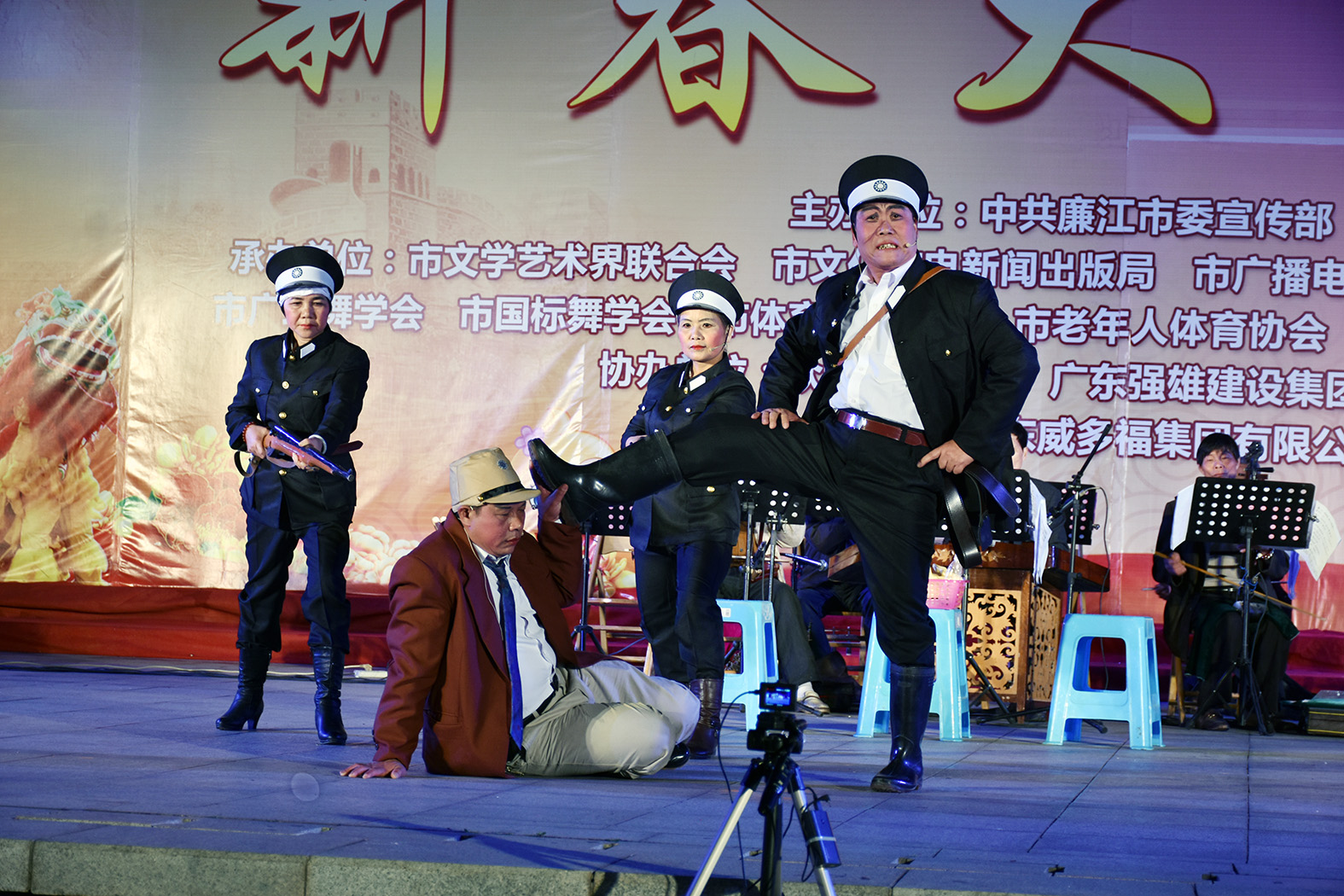 戏剧曲艺贺新春 满场观众乐融融